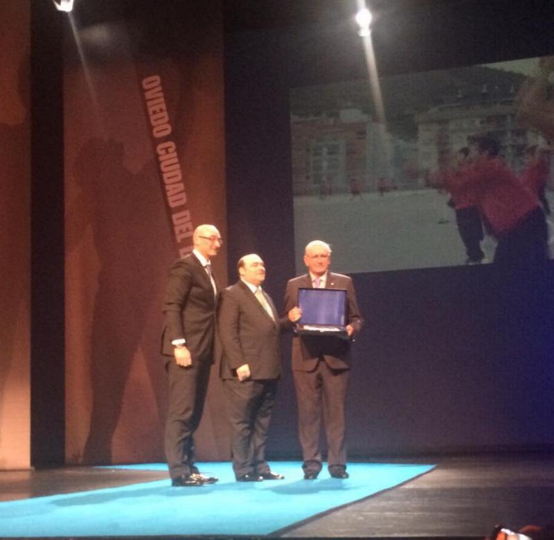 Momento de la entrega del premio